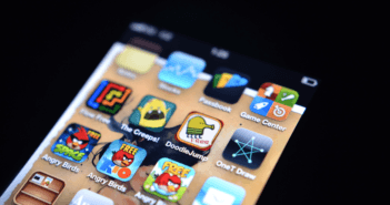 Display eines Smartphones mit Spiele-Apps