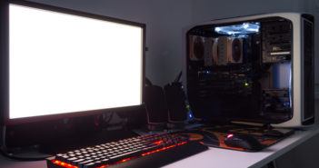 Gaming-PC Setup auf dem Schreibtisch aufgebaut